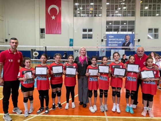 VOLEYBOL ŞENLİĞİ 800 SPORCUYU BULUŞTURDU