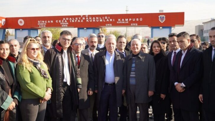 Özdağ, tutuklu gazeteciler hakkında basın açıklaması yaptı