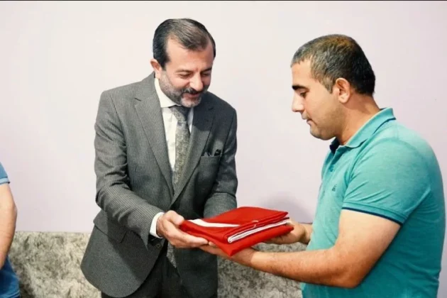 ÇÖPTE TÜRK BAYRAĞINI BULUP ASAN ERCAN AKYOL’A BAŞKAN IŞIK’TAN ANLAMLI ZİYARET