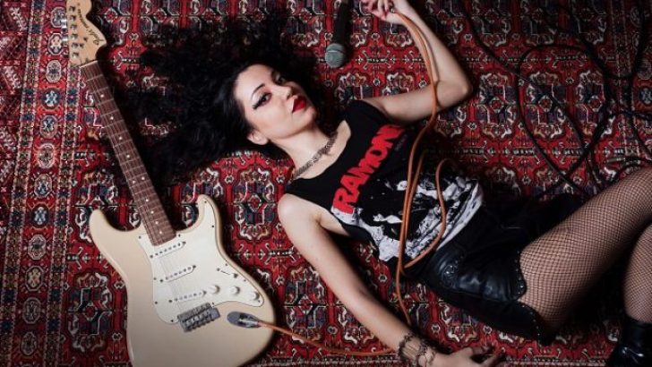 Türk Rock Müziği’nin Yeni ve Güçlü Seslerinden Rock Kadın Vokali Pınar Azizoğlu 6. Teklisi “ Kır Kalbimi ” ile 2023’e Veda Ederken Yılın Son Vurgununu Yaptı !