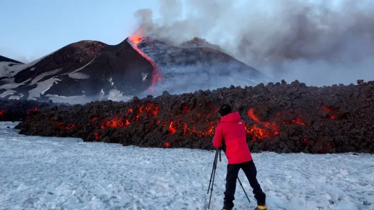 Etna Yanardağı’na Türk Bayrağını Göndere Çekti!