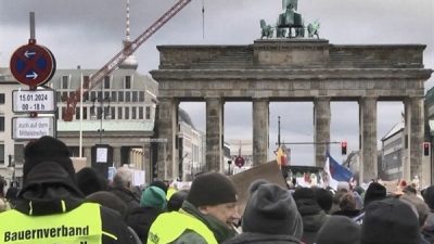 Almanya’da çiftçiler binlerce traktörle Berlin’de caddeyi trafiğe kapattı