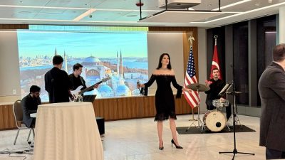 Ayça Varlıer Newyork’ta Türk Konsolosluğunda şarkılarla herkesi kendine hayran bıraktı.