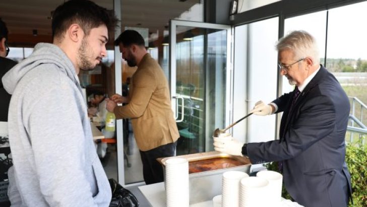 BAŞKAN ERDEM’DEN ÖĞRENCİLERE ÇORBA İKRAMI