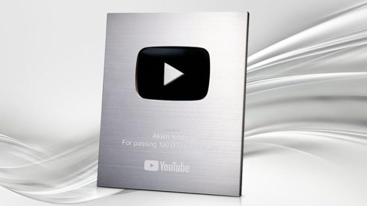 100 bin aboneye ulaşan Aklım Yolda YouTube kanalına Silver Play Button plaketi