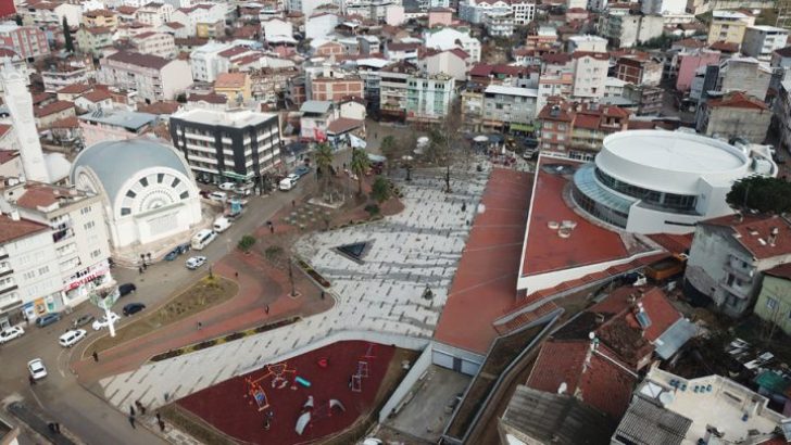 Biz o muhtarlık binasına tabiri caizse Turist Ömer gibi geçerken uğramayacağız.