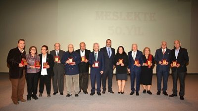 İzmirli Diş Hekimlerine Teşekkür Plaketi