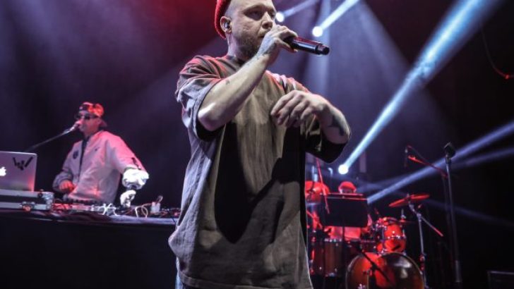 Son dönem rap müziğin yıldızlaşan AGA B’den Zorlu’da bol konuklu müthiş bir performans