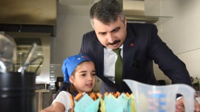 MİNİK ŞEFLER BAŞKAN AMCA İLE MUTFAKTA