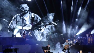 GÖKHAN ÖZEN’in Ankara konserinde yer yerinden oynadı < Annesi konseri izledi, seyircilerin arasına indi.