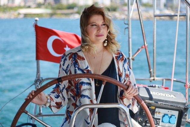 POLİTİKA VE EKONOMİ HABERCİSİ  YELİZ ŞENYERLİ, MAGAZİNE HABER OLDU