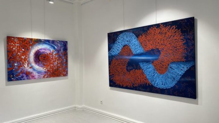 ADVİYE BAL’IN RENKLER ve FİGÜRLER İÇİNDE YOLCULUĞA ÇIKARAN YENİ SERGİSİ “ZAMANSIZ/TIMELESS” RED ROUGE ART GALERİ’DE AÇILDI!