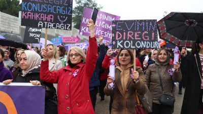 Nilüfer’de kadınlar yine sokakları inletti Nilüferli kadınlar 8 Mart’ta ‘Karanlığa İnat Güneşi Doğuracağız’ sloganıyla yürüdü