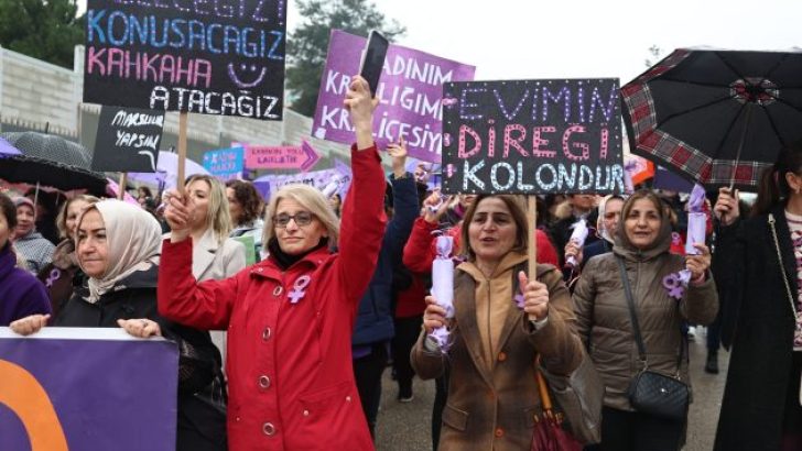Nilüfer’de kadınlar yine sokakları inletti Nilüferli kadınlar 8 Mart’ta ‘Karanlığa İnat Güneşi Doğuracağız’ sloganıyla yürüdü