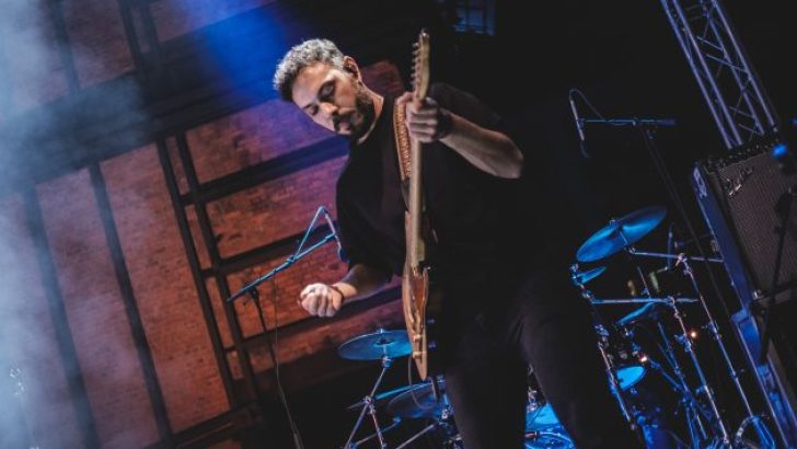 Emre Azaklar, yeni teklisi “Arada Bir Görüşmeli”yi dinleyicileriyle buluşturdu!
