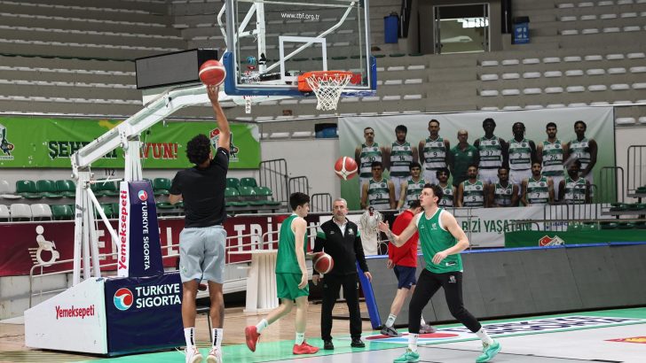 Şadi Özdemir Bursaspor Basketbol Takımı’nı antrenmanda izledi