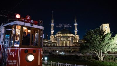 Taksim Camii gül suyuyla yıkandı