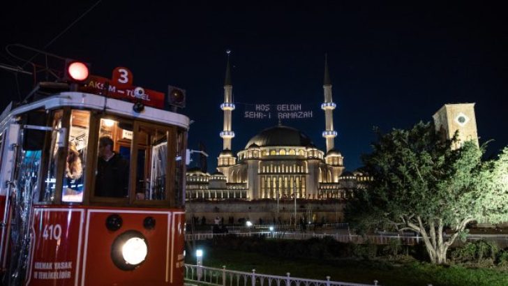 Taksim Camii gül suyuyla yıkandı