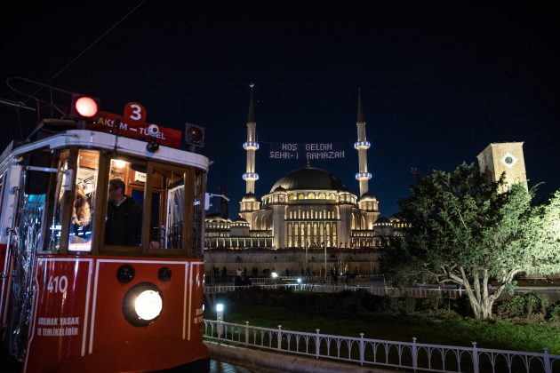 Taksim Camii gül suyuyla yıkandı