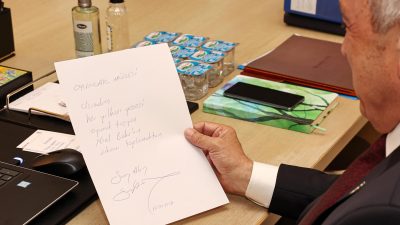 SUNAY AKIN ECZACILIK KÜLTÜRÜ MÜZESİ’Nİ BAŞKAN ÖZDEMİR’E ANLATTI