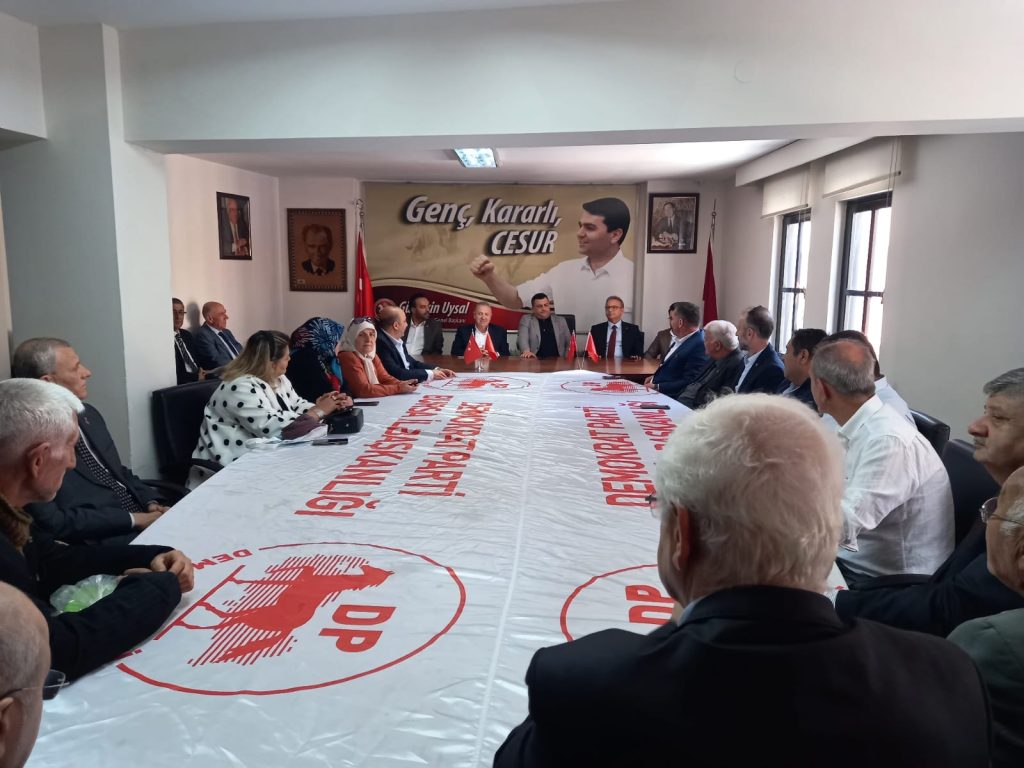 Demokratlarda Üst Düzey Bayramlaşma! Sürpriz Ziyaretçi!