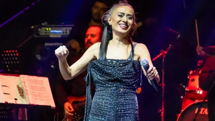 TÜRKİYE’NİN EN EĞLENCELİ KADIN ŞARKICISI: YILDIZ TİLBE