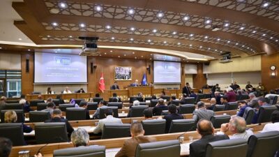 Bozbey, “Büyükşehir hizmetleri, vergi borcu bahanesiyle engellenmeye çalışılıyor”