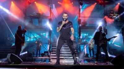 MEMLEKETİNDE KONSER VERDİ
