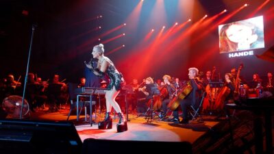 HANDE YENER’DEN SENFONİK YORUM!     SEZEN AKSU ŞARKILARIYLA HERKESİ BÜYÜLEDİ!