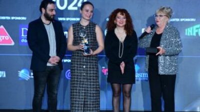 “AĞAÇLAR AYAKTA ÖLÜR” OYUNU BEŞİNCİ YILINDA DA ÖDÜLLER ALMAYA DEVAM EDİYOR.