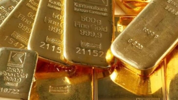 Artan güvenli liman talebiyle altın ilk kez ons başına 2.700 doları aştı