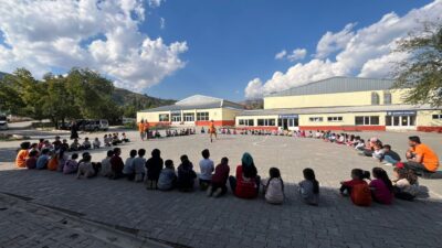 DÜNYA İNSANİ DAYANIŞMA DERNEĞİ BİTLİS’TEKİ İLKOKULUNUN AÇILIŞINDAN ÖNCE TRAVMA VE AİLE ODAKLI PSİKOSOSYAL ÇALIŞMALAR YAPMAK İÇİN KÖYLERDE ATÖLYELER DÜZENLEDİ