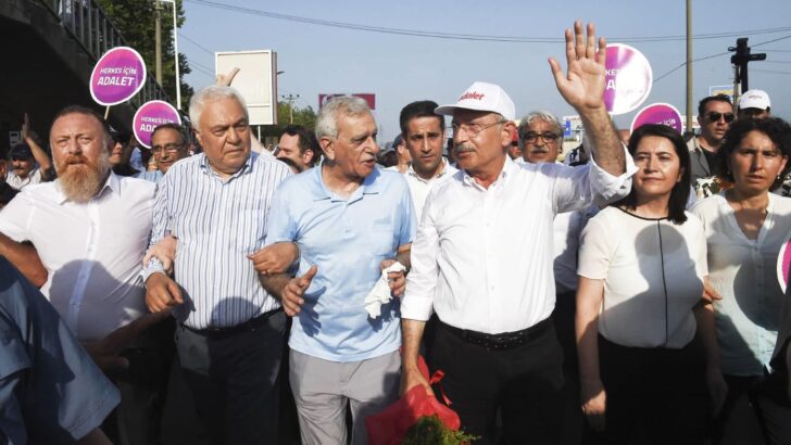 TBMM ASLİ GÖREVİNİ YAPMALI VE DAHA FAZLA GÜVENLERİ SARSMAMALIDIR.  AYRICA KİRLİ AKAN SUDA DEFALARCA YIKANILMAZ… SAYIN KEMAL KILIÇDAROĞLU’DA  YALNIZ DEĞİLDİR.