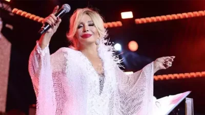 EMEL SAYIN HARBİYE’DE   BEYAZ KIYAFETİ İLE KUĞULARI KISKANDIRDI