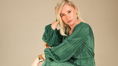 AYŞE ÇINAR yeni teklisinde AYLA ÇELİK ile ortaklı yaptı || Sevgi dolu bir şarkı “İki Kişilik Aile”