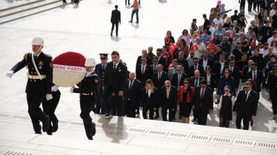 Uzanlar bayrağı devretti: Genç Parti’nin yeni kadrosundan Anıtkabir’e ziyaret!