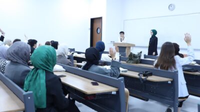Liseli Gençler Merkez Mecliste Gündemi Değerlendirdi