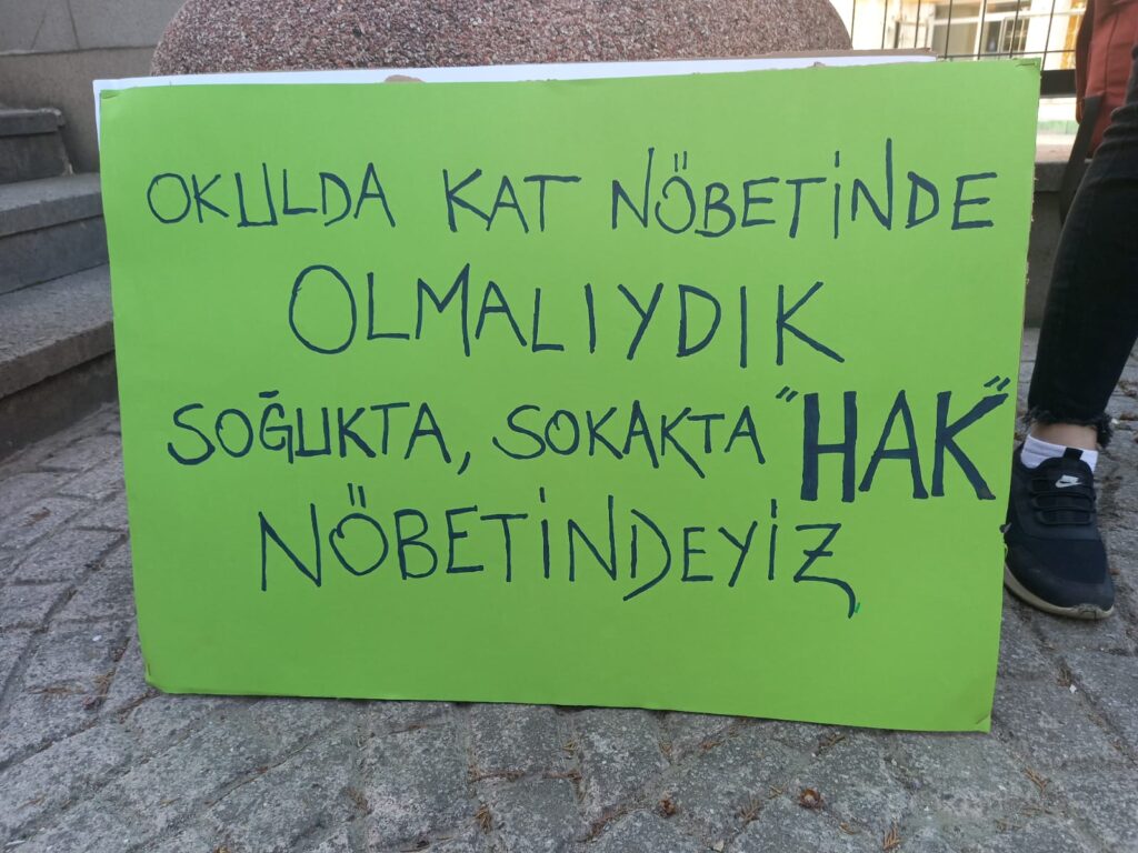 Sözleşmeli Mülakat Mağduru Öğretmenlerin MEM Önündeki Eylemine Eğitim Sendikaları ve Milletvekillerinden Destek!