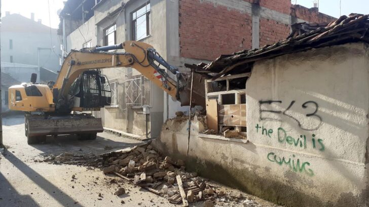 Tehlike arz eden metruk binalar yıkılıyor
