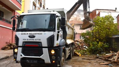 Gemlik Belediyesi’nden metruk bina temizliği