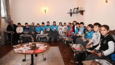 Öğrenciler bu kütüphanede hem kitap okuyor hem de kedileri seviyor