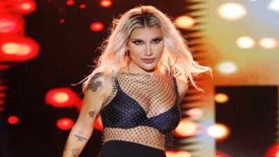 İrem Derici İstanbul ‘da eşsiz bir sahne performansı sergiledi.