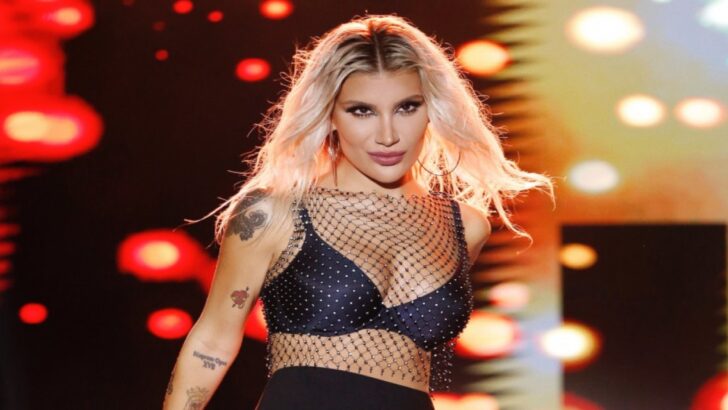İrem Derici İstanbul ‘da eşsiz bir sahne performansı sergiledi.