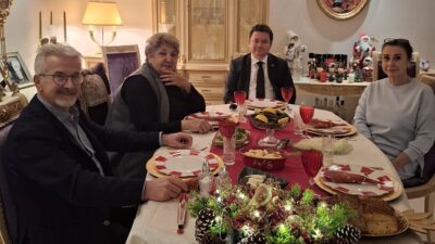 DOSTLARIMLA MORAL BULMAK, MUTLU OLMAK VE DAYANIŞMAK İÇİN BULUŞTUK.