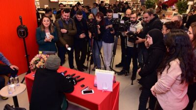 Alanson, Sanatçının Öyküsü kitabını D&R’da küçük okurlar için şarkılar eşliğinde imzaladı.