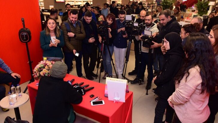 Alanson, Sanatçının Öyküsü kitabını D&R’da küçük okurlar için şarkılar eşliğinde imzaladı.