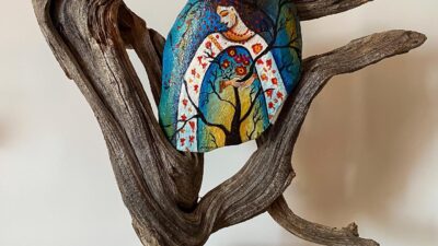 Kendine özgü bir sanat tasarımcısı, İmren EROĞLU.