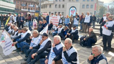 Emekliler’den zamlara oturma eylemli protesto