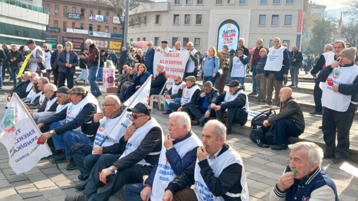 Emekliler’den zamlara oturma eylemli protesto