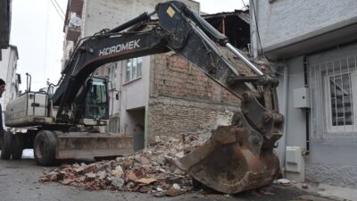 Gemlik Belediyesi metruk bina yıkımlarını sürdürüyor